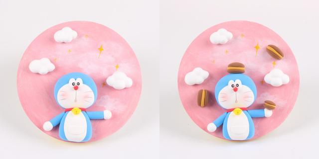 步骤5：白色粘土做出朵朵白云装饰在背景上，最后再做几颗铜锣烧做为装饰，给它们造型，这样一幅哆啦A梦的浮雕画就做好啦！