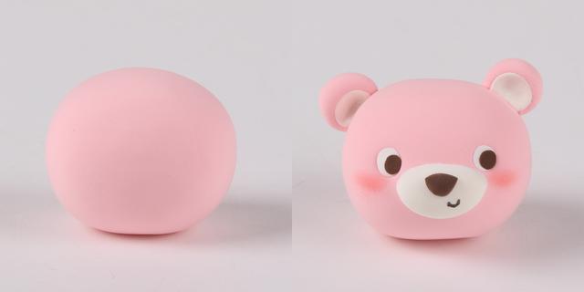 步骤2：揉粉红色圆球作为小熊的头部，然后做出小熊的耳朵，眼睛，鼻子和嘴巴部分，最后给它涂上腮红。