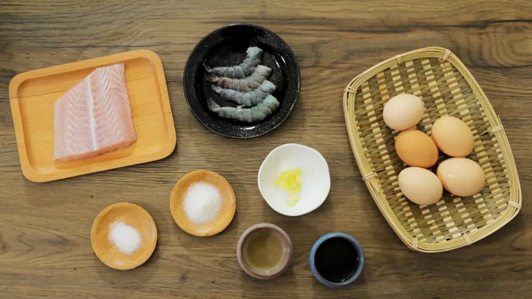 食材准备：​鸡蛋 / 5个，巴沙鱼肉 / 100g，鲜虾 / 4只，姜末 / 2g，砂糖 / 5g，盐 / 2g，陈醋 / 8g，食用油适量