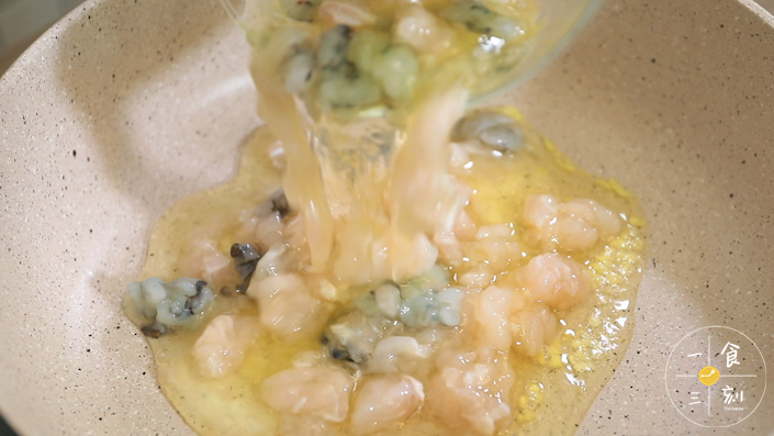 小火，倒入蛋清糊炒熟