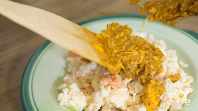 轻轻炒熟后倒在蛋清糊上即可