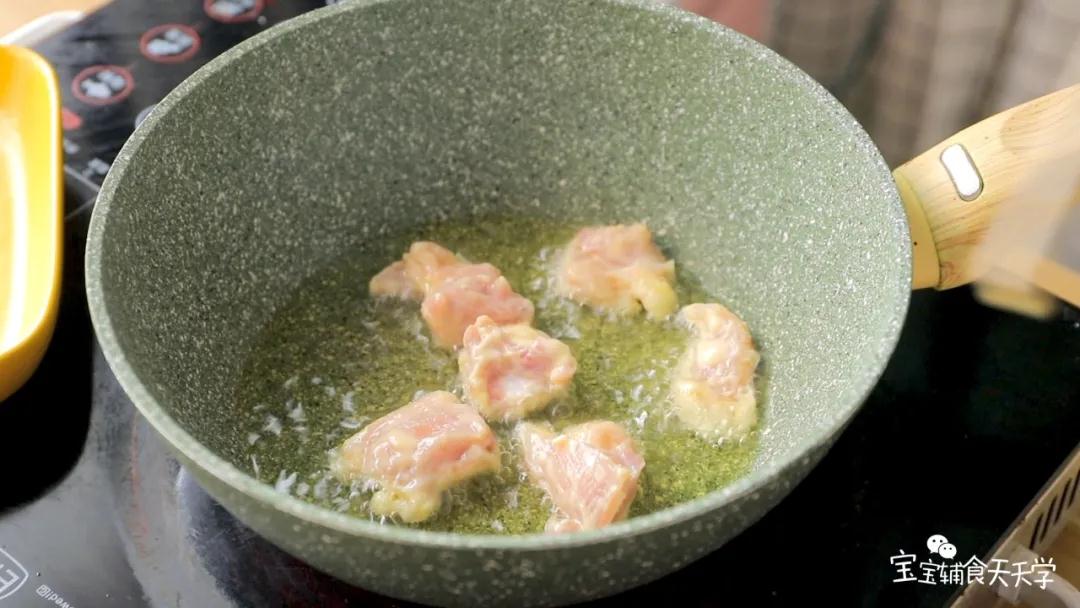 油热后，把鸡肉放入，轻轻翻动一下