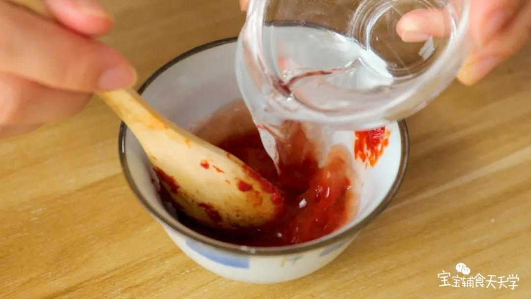 番茄酱和30克清水混合