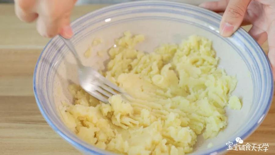 土豆加盐压泥，尽量压得细腻，备用