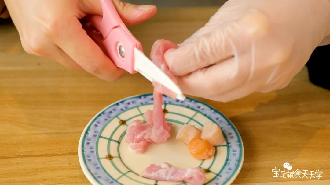 把猪肉剪碎