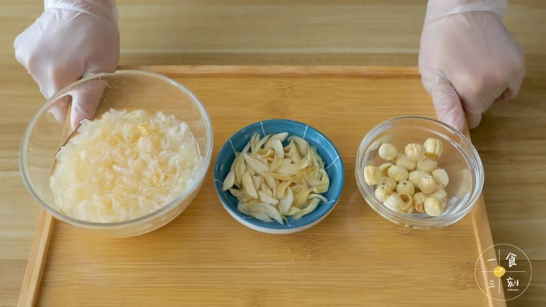 第2步：银耳、百合、莲子提前泡发