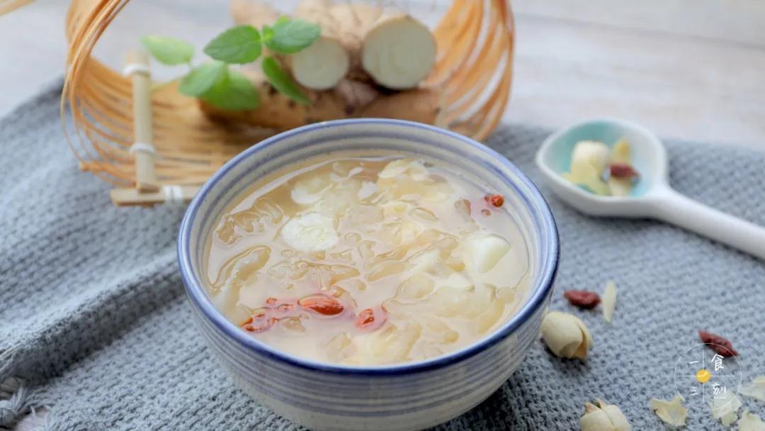 第8步：经过熬煮的山药软糯绵滑，炖得出胶的银耳滑滑溜溜，清甜可口，喝上一口马上舒缓了口干舌燥，赶紧安排上吧！