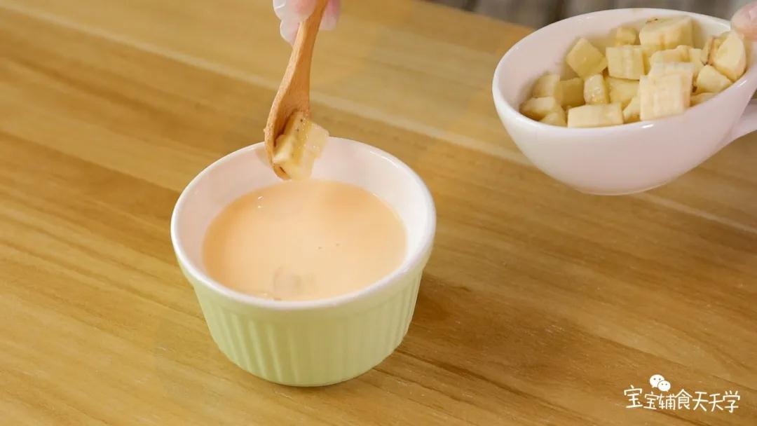 第5步：香蕉切丁，然后把香蕉丁加到蛋液里