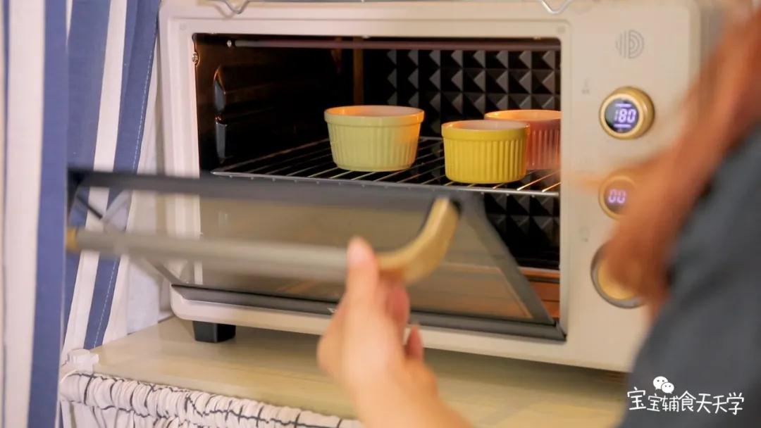 第6步：烤箱预热10分钟后，放入烤箱中层上下火180度烤20分钟即可