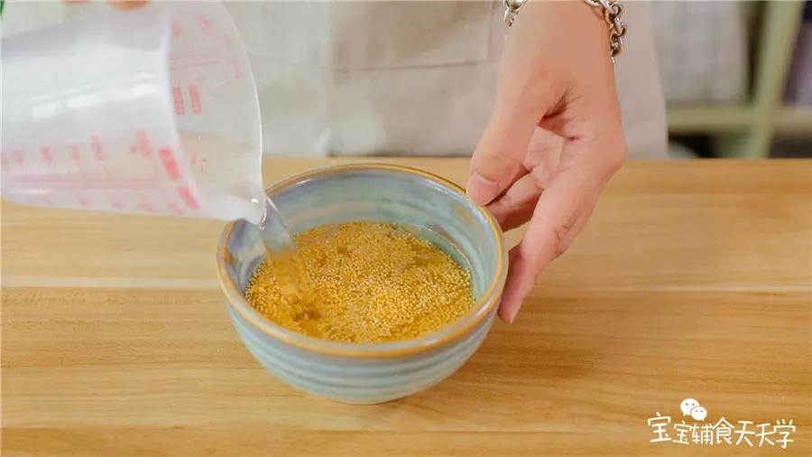 第2步：小米用清水浸泡20分钟