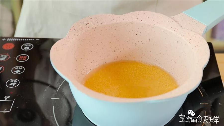 第6步：浸泡好的小米倒入锅里，加入清水小火慢煮