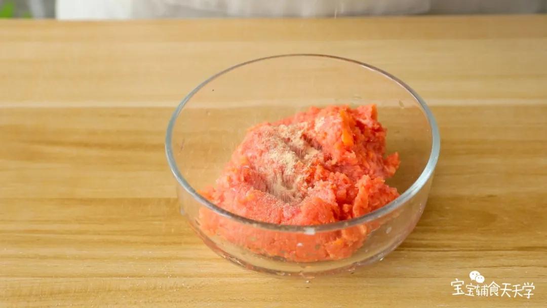 撒入虾皮粉和一滴亚麻籽油，搅拌均匀