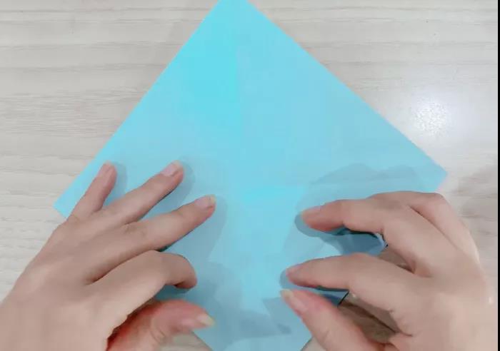 步骤1：正方形卡纸沿对角线对折。