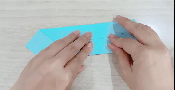 步骤3：再折一次。