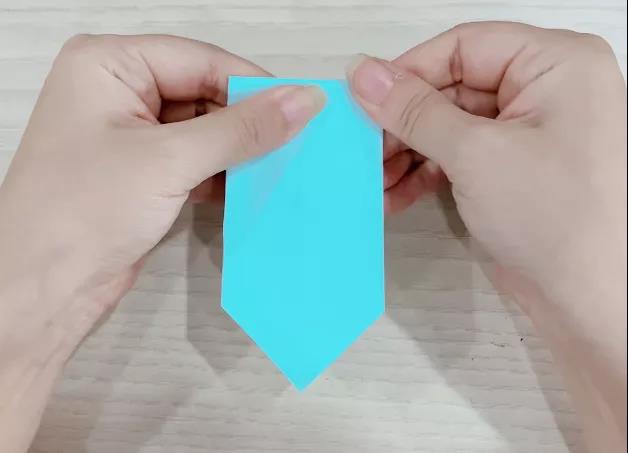 步骤4：接着再竖着对折。