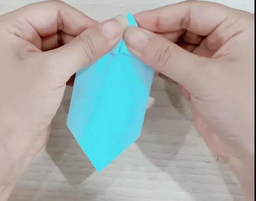 步骤5：顶部两边向中心折后展开。