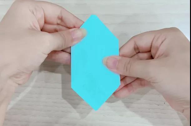 步骤6：沿折痕向内部折。