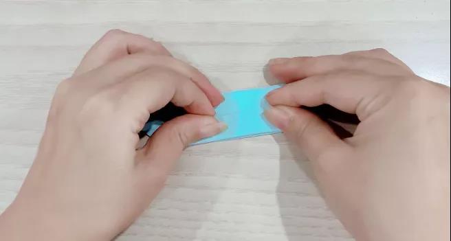 步骤7：正反两边再横向向中心线折。