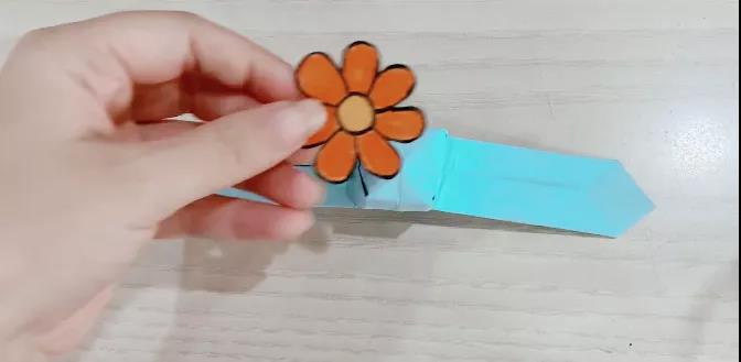 步骤9：贴上喜欢的小花，或自己自由发挥剪出自己喜欢的形状。