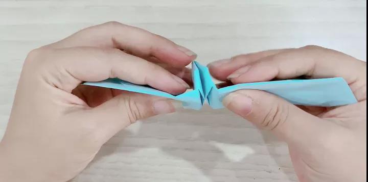 步骤8：两边向外扩，中间撑成立体盒状。