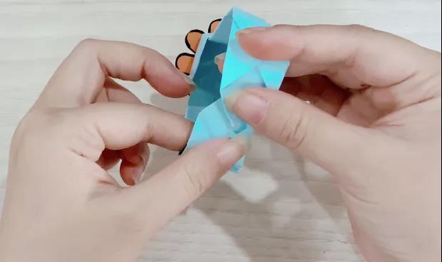 步骤10：反面互相扣在一起，就是一块有趣的儿童手表了。