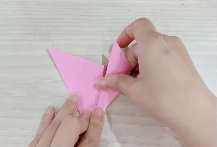 步骤2：两边再次向中心线折。