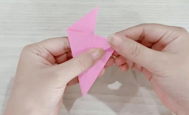 步骤3：翻过来后两尖角向下折。