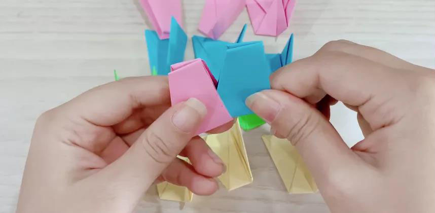 步骤7：选2枚不同颜色，窄端向上，宽端向下依次穿插起来。