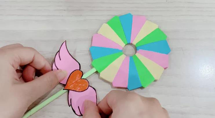 步骤11：粘一些可爱的装饰在手柄上。