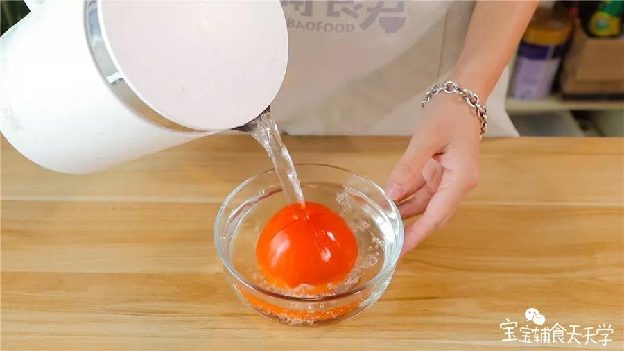 第2步：西红柿浸泡热水后去皮