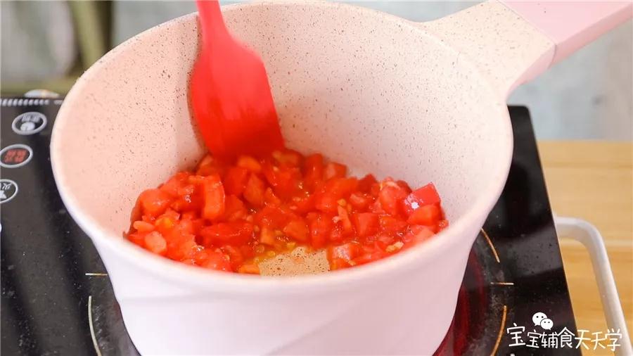 第4步：锅里倒油，小火加热，倒入西红柿碎翻炒至出汁