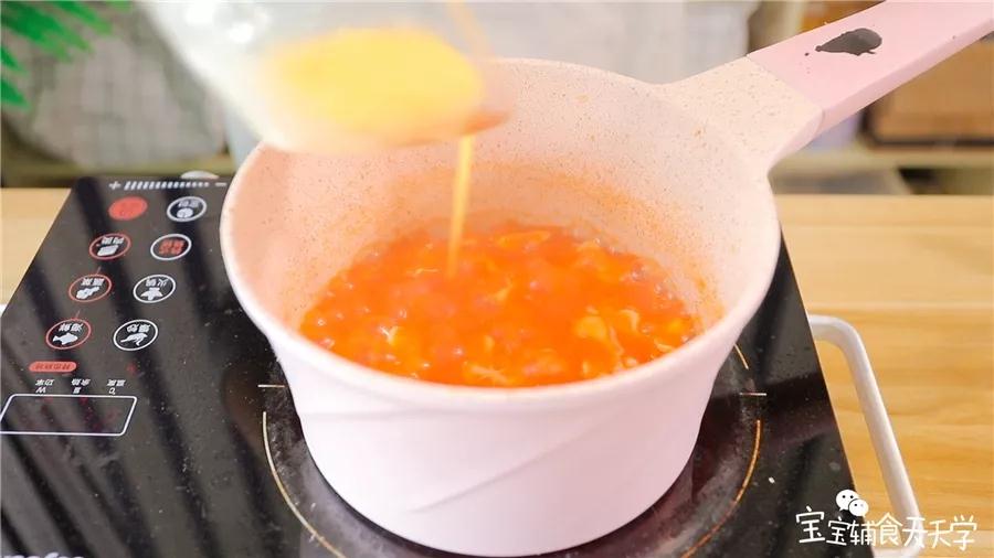 第8步：打圈倒入蛋液