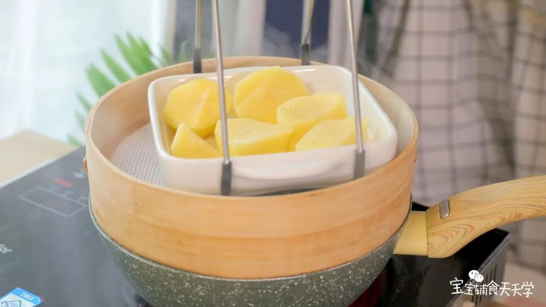 土豆入锅蒸熟
