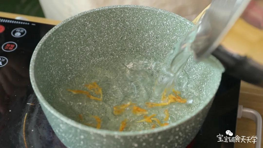 银鱼干炒出香味后，加入适量的冷水，水煮沸后转中火，煮至汤头变白