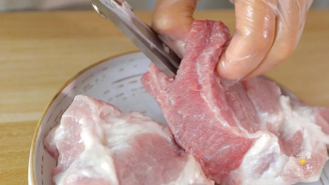 将梅头肉从侧面的中间，用剪刀一点点剪进去，但不要剪穿
