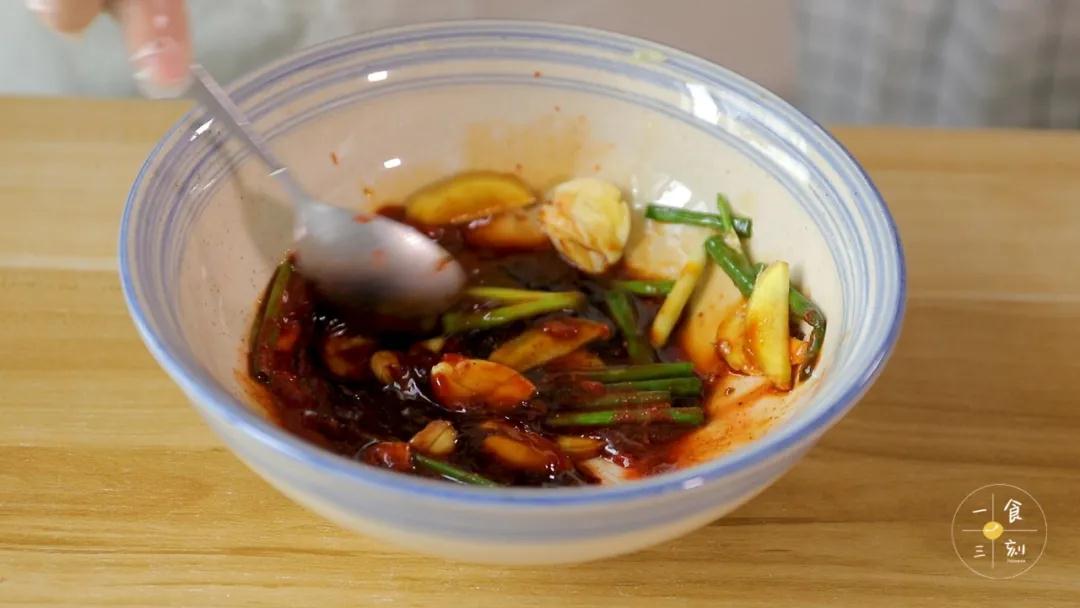 碗里放入姜葱蒜、料酒、蜂蜜、蚝油、生抽、叉烧酱、南乳汁