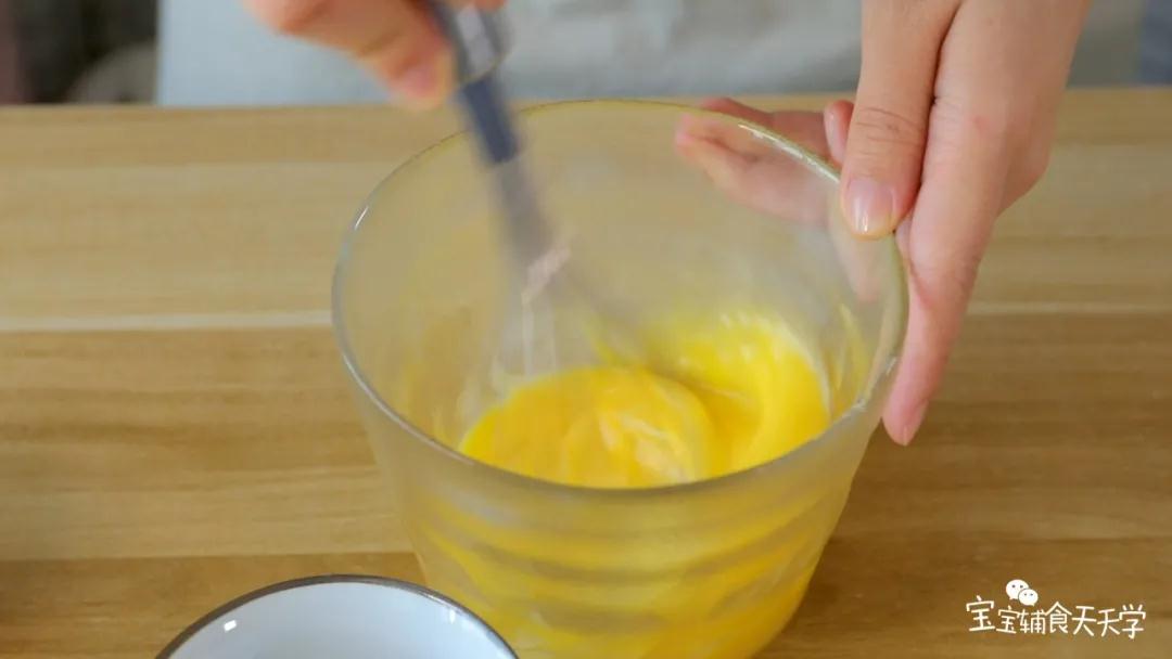 深碗中把鸡蛋打成蛋液