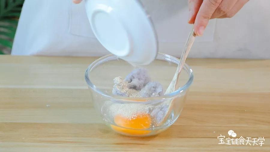 倒入虾皮粉调味