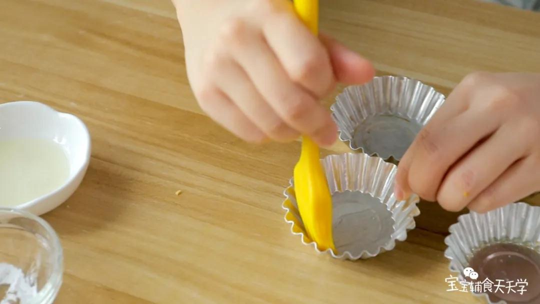 模具刷油，预热烤箱