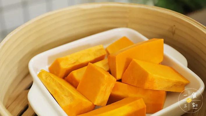 第2步：首先做内馅，南瓜肉蒸熟