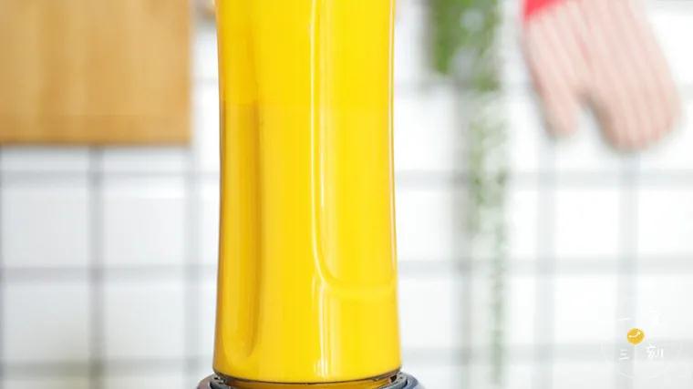 第3步：南瓜肉、黄油、玉米淀粉、细砂糖、牛奶、蛋液一起放入搅拌机里搅打均匀，备用