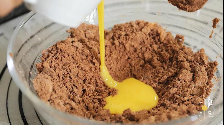 第6步：加入蛋液揉成面团