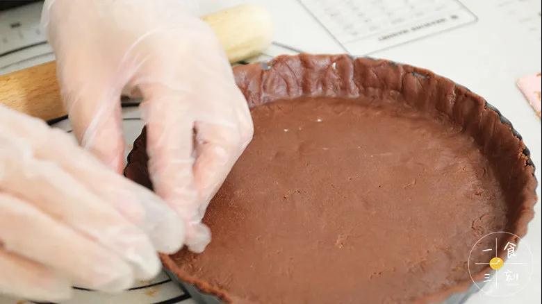 第9步：整理边缘，底部用叉子叉出小孔，静置15分钟再烘烤（要不然就会回缩严重）