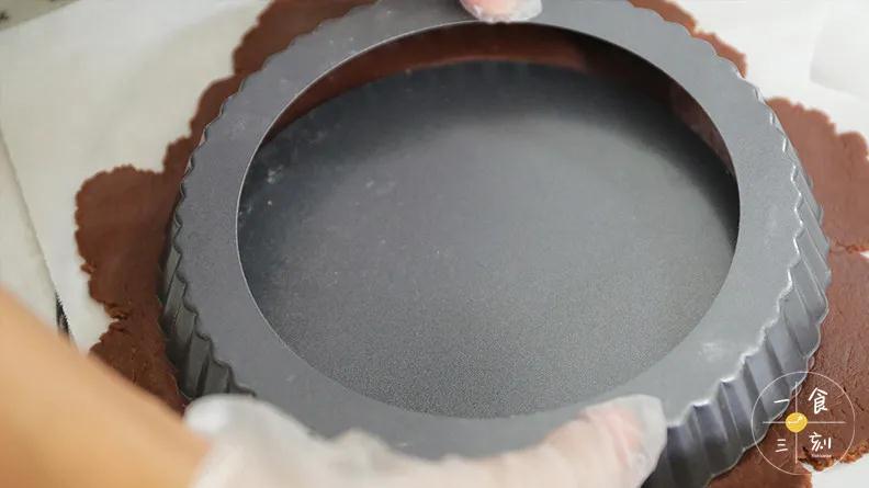 第8步：整个反转在模具里，压入