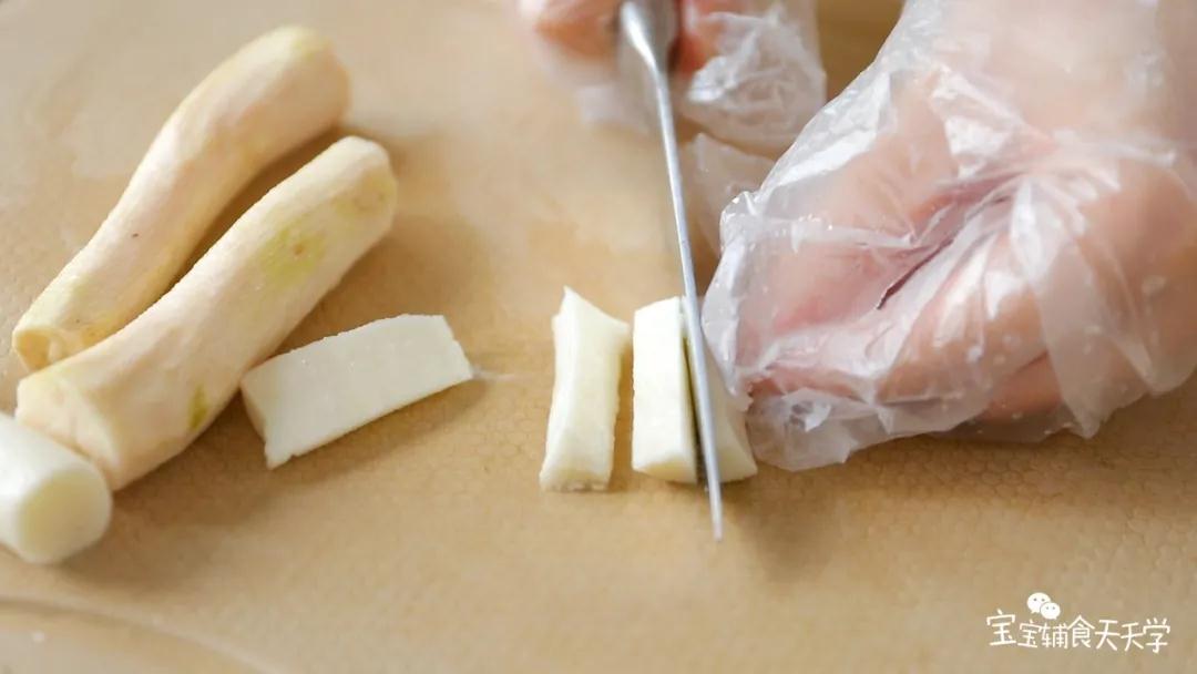 山药切小长条，浸泡在水中