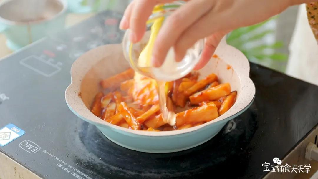 翻炒至酱汁与山药融合