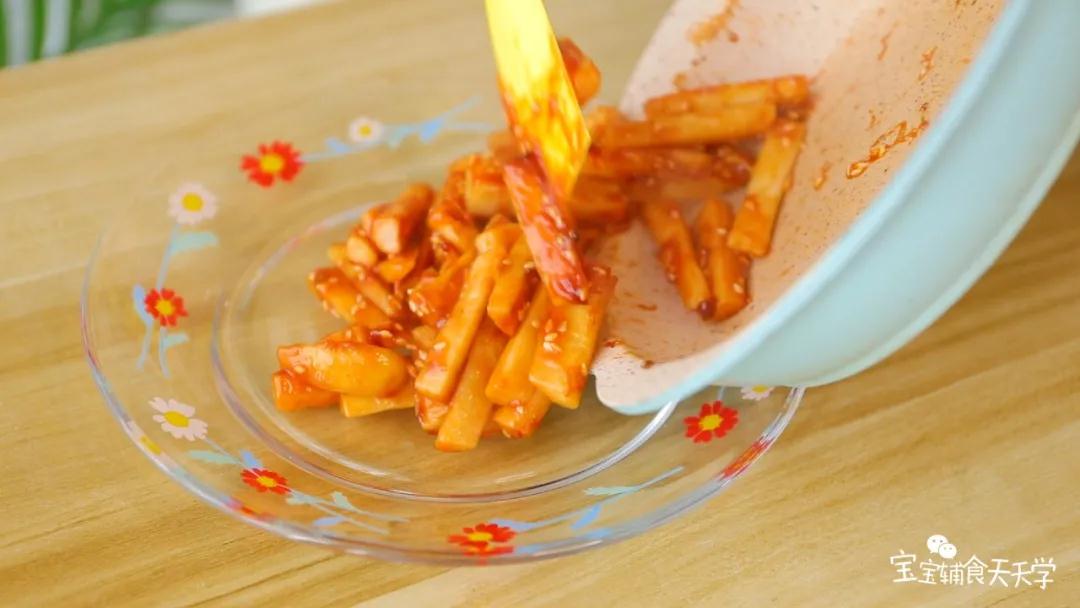 最后倒入白芝麻，翻炒炒匀即可出锅