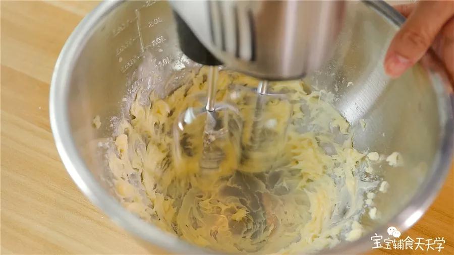 黄油软化，加入细砂糖用打蛋器打发至蓬松发白