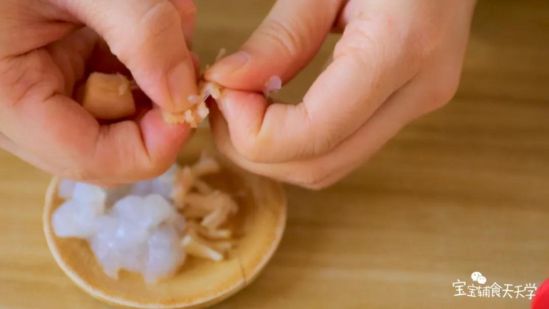 把干贝提前浸泡，撕碎