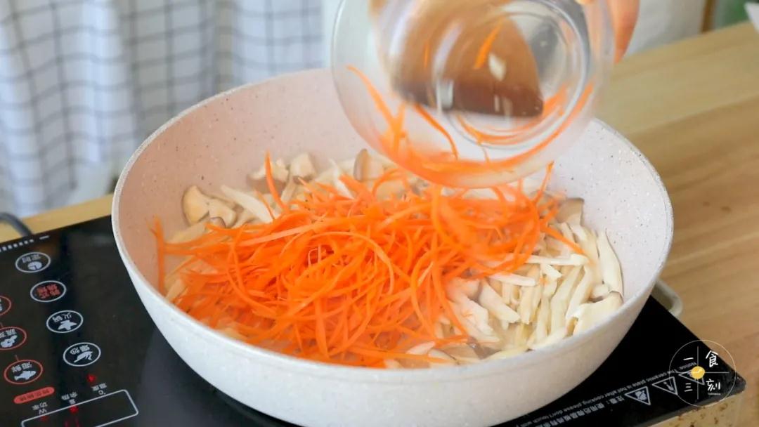 第6步：再倒入胡萝卜丝炒断生